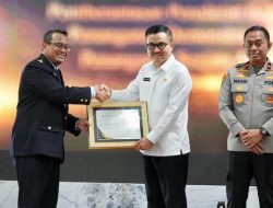Sekprov Sulsel Terima Penghargaan Pemanfaatan DBH Cukai Tembakau dari DJBC Sulbagsel