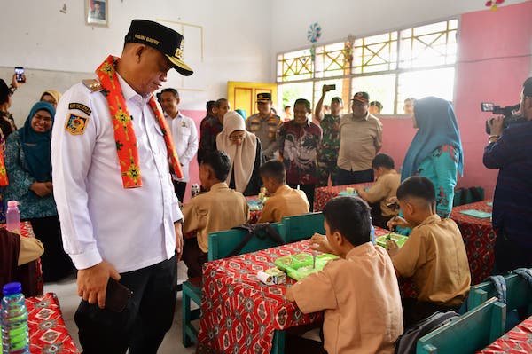 Pj Gubernur Sulsel Tinjau Langsung Uji Coba Makan Bergizi-Pemeriksaan Kesehatan Gratis di Luwu