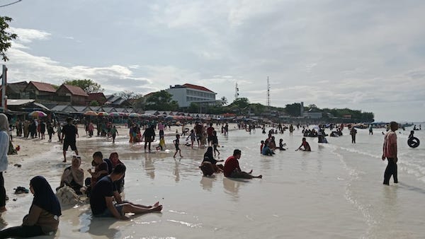 Ribuan Pengunjung Padati Pantai Tanjung Bira Bulukumba