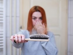 Bermasalah Dengan Rambut Rontok, Ini Cara Mengatasinya!