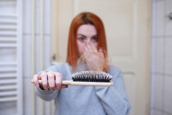 Bermasalah Dengan Rambut Rontok, Ini Cara Mengatasinya!