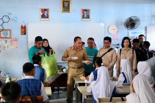 Makassar Mulai Program Makan Bergizi Gratis di 9 Sekolah