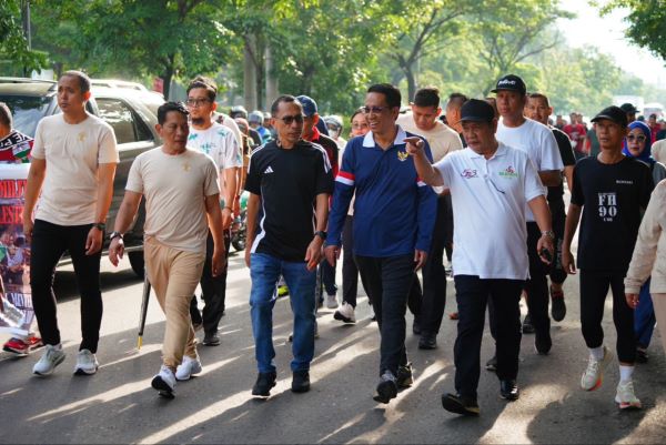 Kakanwil Kemenkum Sulsel Dampingi Menkum RI Lepas Gerak Jalan Santai FH-UMI