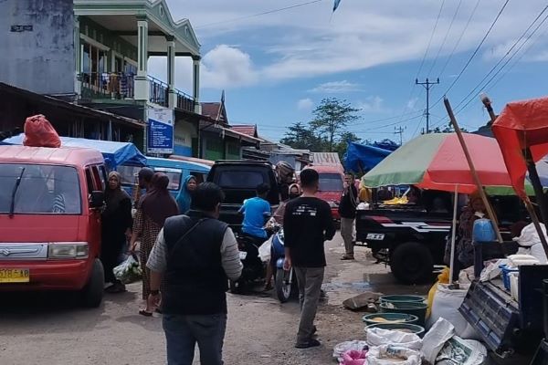 Tutupi Bahu Jalan, Sejumlah Pengendara Keluhkan Aktivitas Pedagang di Pasar Rumbia