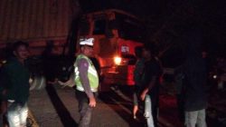 Tak Kuat Menanjak, Truk Trailer di Jeneponto Terguling dan Menimpa Satu Mobil