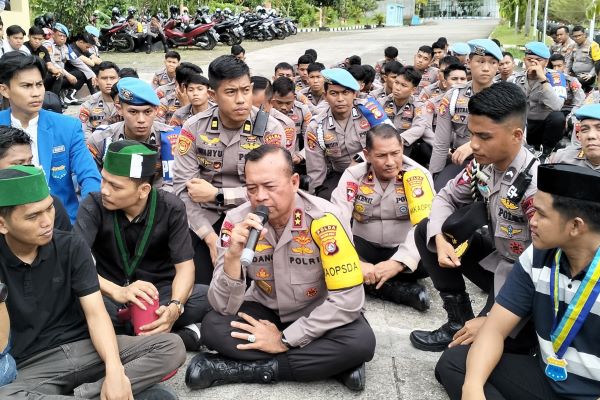 Dihadapan Massa Aksi, Kapolda Sulbar Pastikan Kasus Mahasiswa vs Polisi Dituntuskan