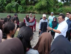 Libatkan Pelajar, Pemprov Sulbar Tebar Benih Ikan di Sungai Kalukku