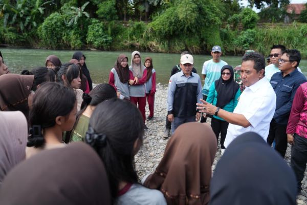 Libatkan Pelajar, Pemprov Sulbar Tebar Benih Ikan di Sungai Kalukku