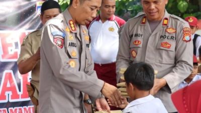 Kapolresta Mamuju Gelar Bakti Sosial, Bagikan Perlengkapan Sekolah