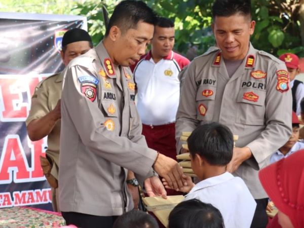 Kapolresta Mamuju Gelar Bakti Sosial, Bagikan Perlengkapan Sekolah