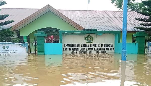 Banjir Rendam Kantor Kemenag Maros, 8 ASN Terjebak Semalaman