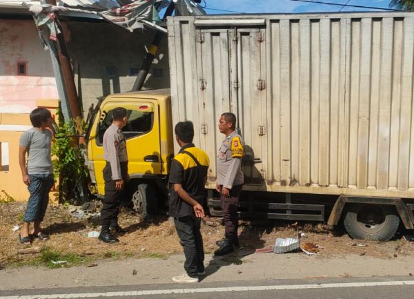 Sopir Mengantuk, Mobil Box Tabrak Rumah Warga di Majene