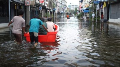 Waspada! Ini Penyakit yang Mengintai Kesehatan Saat Banjir!