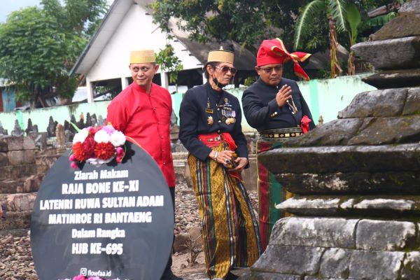 Pj Bupati Bantaeng Dampingi Pj Bupati Bone Ziarah Makam Raja Bone