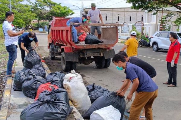 Atasi Keluhan Warga, Dinkes Jeneponto Bersihkan Sampah di Seputaran Jalan Lingkar