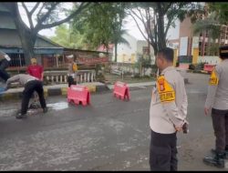 Kurangi Resiko Kecelakaan, Kapolres Jeneponto bersama Jajarannya Menambal Jalan Berlubang