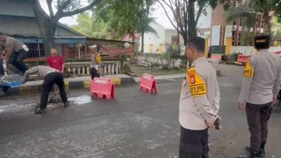 Kurangi Resiko Kecelakaan, Kapolres Jeneponto bersama Jajarannya Menambal Jalan Berlubang