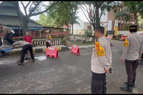 Kurangi Resiko Kecelakaan, Kapolres Jeneponto bersama Jajarannya Menambal Jalan Berlubang