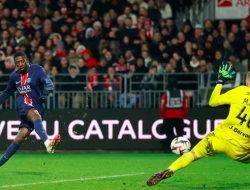 Hattrick Dembele, PSG Bantai Brest 5-2 di Kandang Lawan