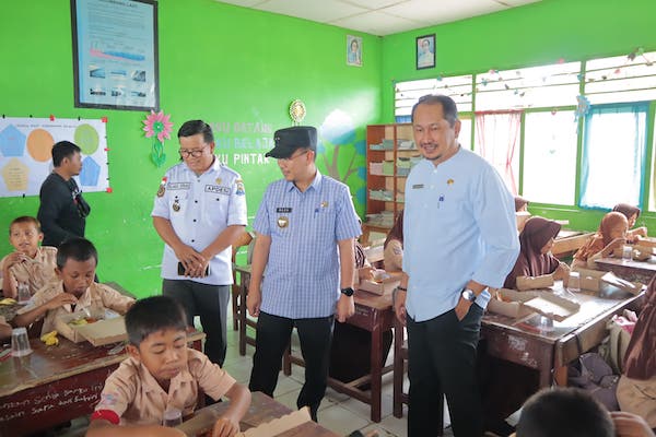 Dukung Program Pemerintah, Ketua Apdesi Jeneponto Gelar Simulasi MBG di SDN 20 Turatea