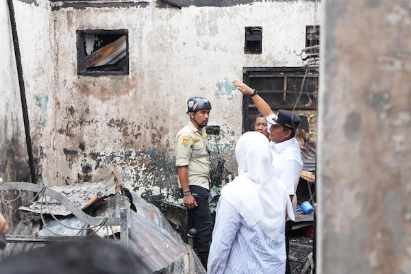Korban Kebakaran di BTN Maspul, Pj Gubernur Sulbar Serahkan Bantuan