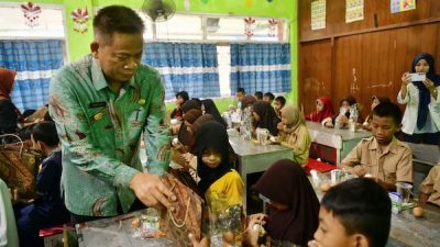 Tingkatkan Gizi Anak Sekolah, Pemprov Sulsel Bagikan Telur dan Susu Gratis