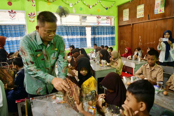 Tingkatkan Gizi Anak Sekolah, Pemprov Sulsel Bagikan Telur dan Susu Gratis