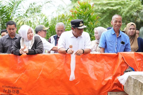 Pj Gubernur Sulbar Tebar Benih Ikan Nila, Dorong Ketahanan Pangan