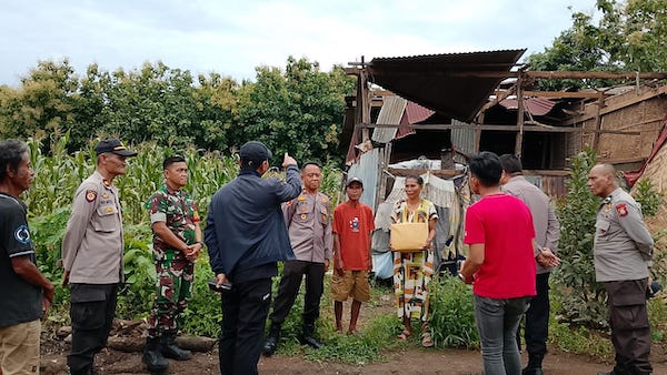 Rumah Hancur Diterjang Angin Puting Beliung, Kapolres Jeneponto Beri Bantuan