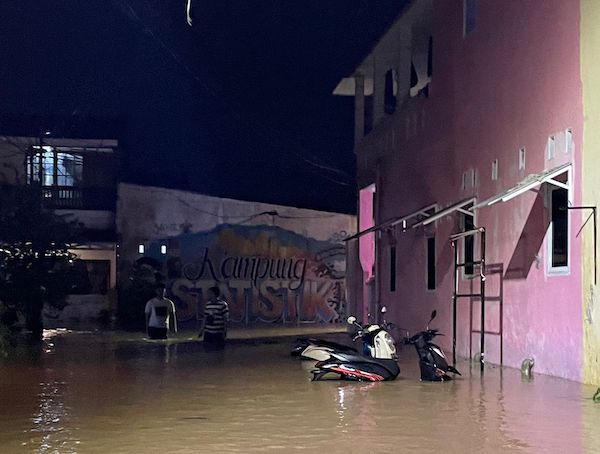 Ratusan Kendaraan Warga Terendam Banjir di Makassar