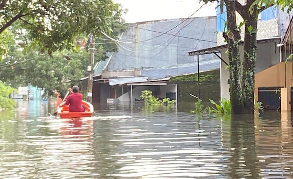 Banjir Hampir Capai Atap Rumah Warga di Antang