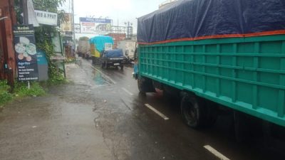 Arus Lalu Lintas Makassar-Maros Macet Total Sejak Dua Hari Akibat Banjir