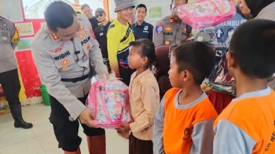 Arungi Lautan, Kapolres Jeneponto Bagikan Perlengkapan Sekolah di Pulau Terpencil