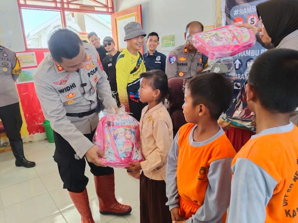 Arungi Lautan, Kapolres Jeneponto Bagikan Perlengkapan Sekolah di Pulau Terpencil