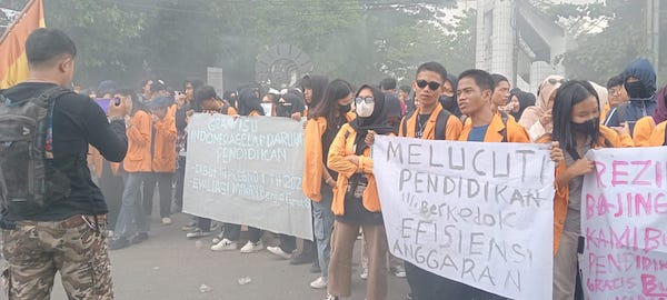 Protes Efisiensi Anggaran, Mahasiswa UNM Gelar Aksi Demonstrasi!