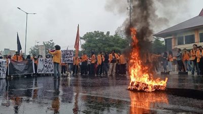 Indonesia Gelap, Mahasiswa UNM Blokade Jalan Pettarani Tuntut Cabut Inpres dan Revisi RUU Minerba