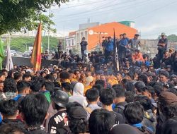 14 Organisasi Mahasiswa se-Kota Makassar Unjuk Rasa Indonesia Gelap