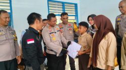 Peduli Pendidikan, Polres jeneponto Bagikan Perlengkapan Sekolah Gratis ke Pelajar