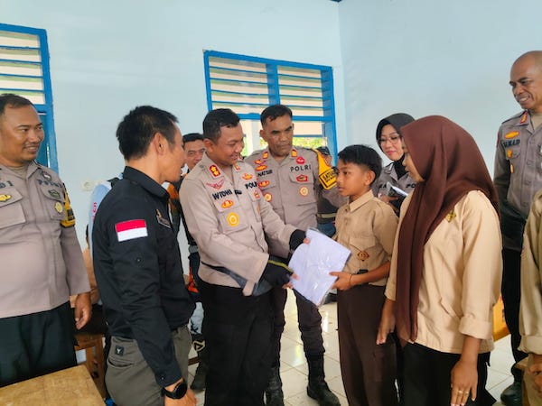 Peduli Pendidikan, Polres jeneponto Bagikan Perlengkapan Sekolah Gratis ke Pelajar