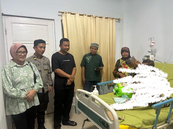 Merasa Prihatin, Kapolres Jeneponto Kunjungi Korban Kebakaran dan Beri Bantuan