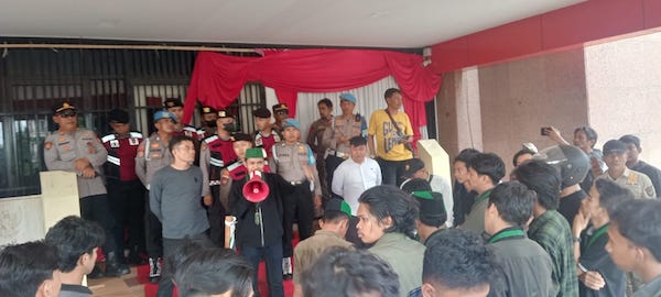 HMI Cabang Gowa Geruduk DPRD Sulsel, Sampaikan 10 Tuntutan!