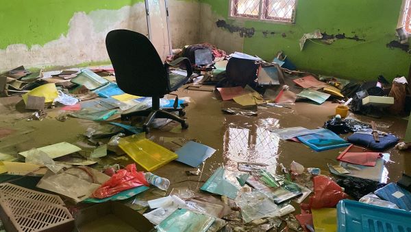 Maros Mulai Pulih, Bupati Instruksikan Pembersihan Kantor Usai Banjir