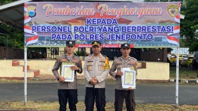 Kapolres Jeneponto Beri Penghargaan ke 2 Anggota yang Gagalkan Penyelundupan Narkoba