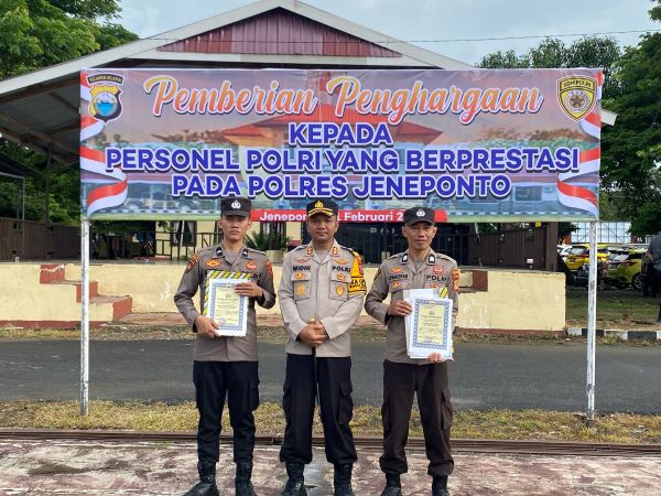 Kapolres Jeneponto Beri Penghargaan ke 2 Anggota yang Gagalkan Penyelundupan Narkoba