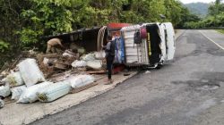 Truk Bermuatan Barang Bekas Terbalik di Jalan Trans Sulawesi