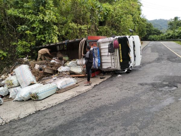 Truk Bermuatan Barang Bekas Terbalik di Jalan Trans Sulawesi
