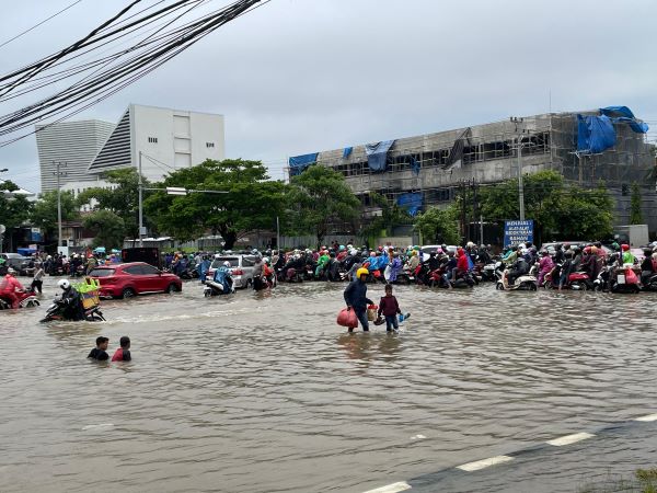 Banjir Picu Kemacetan Parah di Perintis Kemerdekaan Makassar