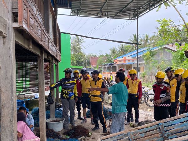 Sambangi Warga di Perkampungan, Kapolres Jeneponto Lakukan Patroli Bersepeda Bersama Jajarannya