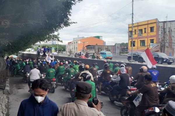 Soroti Kebijakan PT Pelni, Buruh Gelar Aksi di DPRD Sulsel