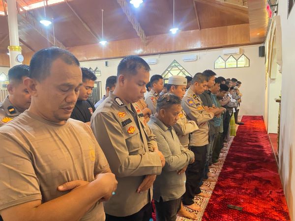 Polres Majene Gelar Shalat Ghaib untuk 3 Polisi yang Gugur di Lampung